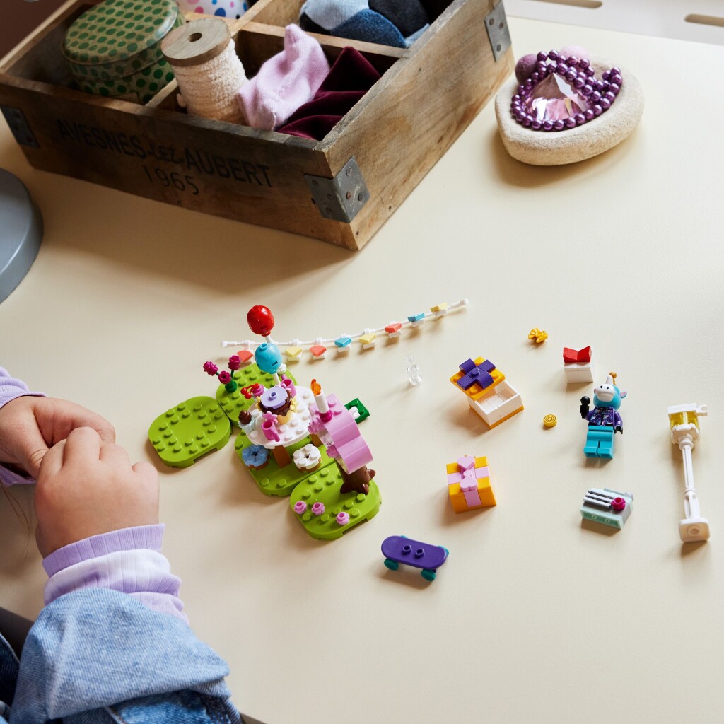 Lego Animal Crossing 77046 Julian's Birthday Party - Image 2