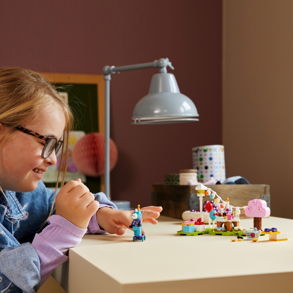 Lego Animal Crossing 77046 Julian's Birthday Party - Image 3